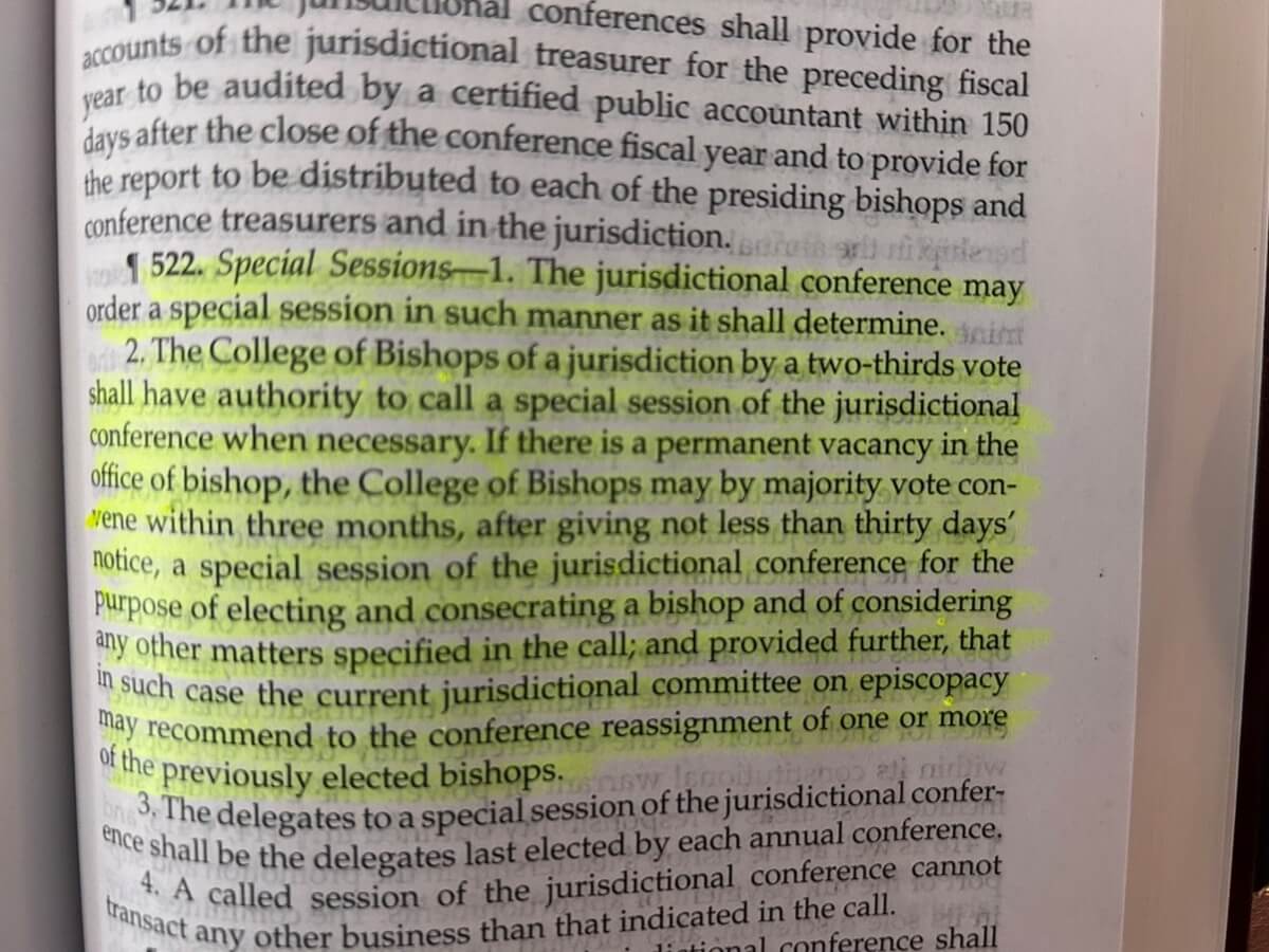장정  ¶522는 지역감독회(College of Bishops)가 단순 과반수 투표로 지역총회(jurisdictional conference)를 소집하여, 어떤 이유로든 감독직이 영구적으로 공석이 될 경우, 새로운 감독을 선출할 수 있도록 허용합니다. 사진은 2020/2024년 「연합감리교회 장정」¶522. 사진, 김응선 목사, 연합감리교뉴스.  