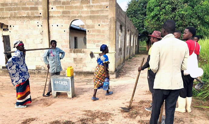 Idosos, adultos, jovens e adolescentes, membros da Igreja Dona Melba em Cangandala, concentram-se defronte o Templo para juntos dirigirem-se a cooperativa da igreja, localmente chamada de Mulenga. Foto de João Nhanga, Noticias MU.