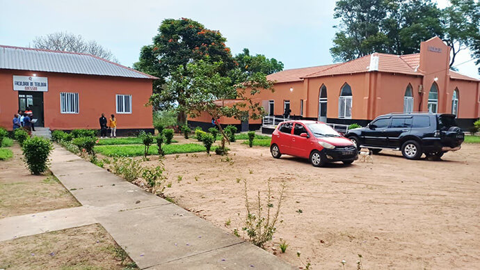 Faculdade Metodista de Teologia no Quéssua requalificada para ministrar aulas de mestrado e doutorado do Instituto Compartilhado Metodista em Malanje- Angola. Foto de João Nhanga, Notícias da MU.