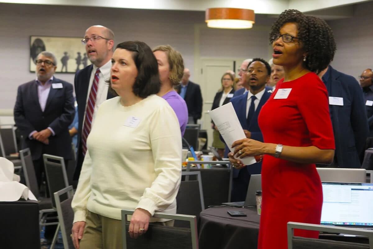 11월 14일 테네시주 내쉬빌에서 열린 연합감리교회 재무행정협의회 회의 개회예배중 이사회 위원들이 찬송 “오 신실하신 주”를 부르고 있다. 재무행정협읭회 이사회는 이번 회의에서 2026년 교단 전체 사역을 위한 예산안을 승인하고, 교단이 직면한 재정적 어려움과 대책을 논의했다. 사진, 헤더 한, 연합감리교뉴스.