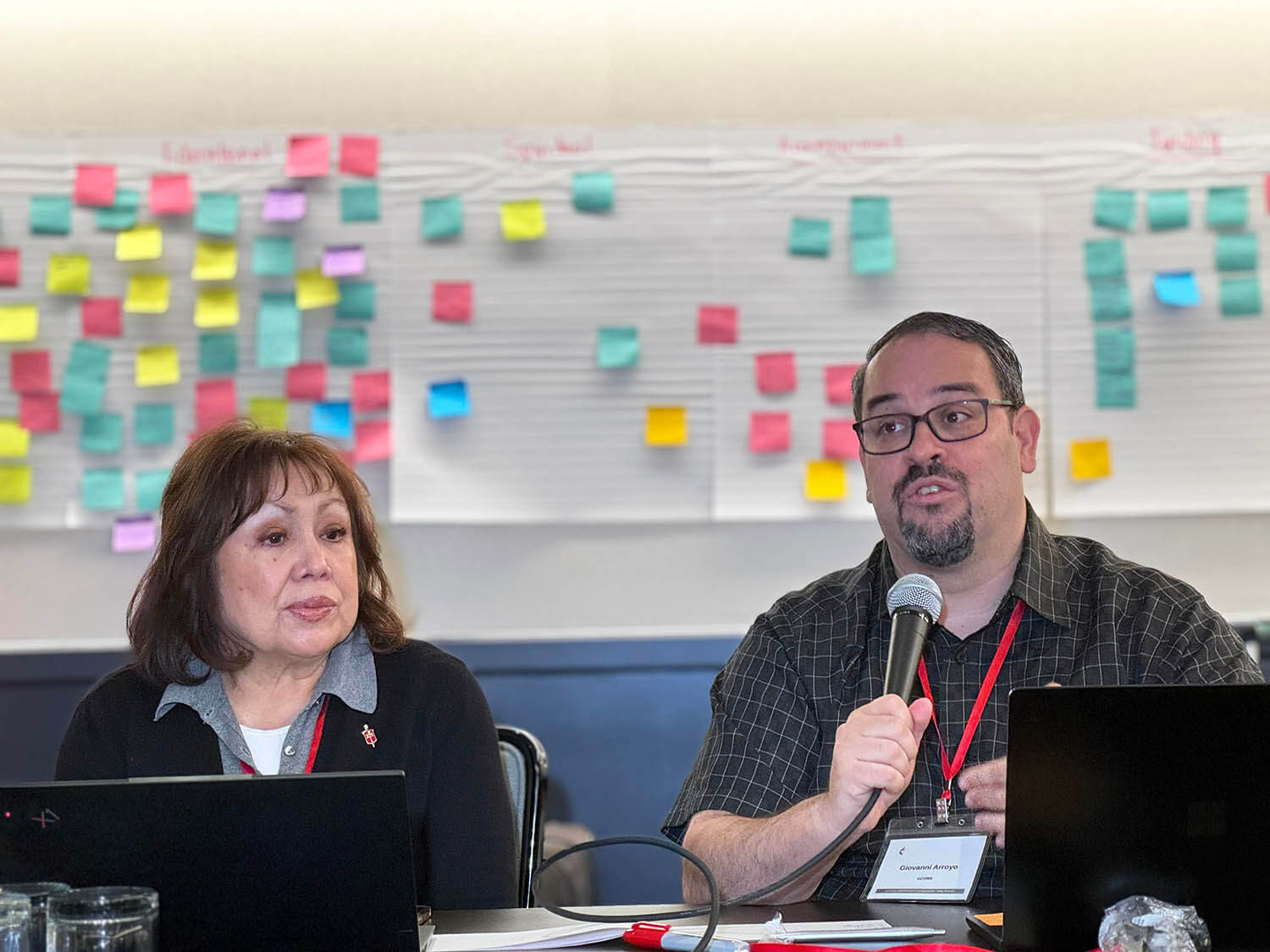 La Obispa Minerva Carcaño, presidenta de la Fuerza de Tarea Metodista Unida en Inmigración y el Rev. Giovanni Arroyo, secretario de la Comisión General de Religión y Raza. Foto Rev. Gustavo Vasquez, Noticias, MU.