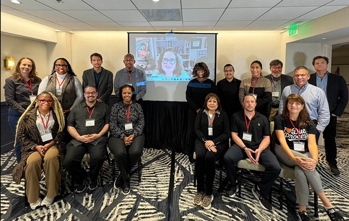 Atrás de izquierda a derecha: Jessica Tulloch (Mujeres Unidas en la Fe), Revda. Camille Henderson-Edward (GBCS), Rev. Noel Andersen (CWS), Obispo Melvin G. Talbert (BMCR), Revda. Lydia Muñoz en pantalla (PHLM), Erin Hawkins (Cal-Pac), Paul Gomez (UMCOM), Alba Jaramillo (ILJN), Rev. Jack Amick (UMCOR), Todd Willis (GBGM/GBHEM), Erol Kekic (CWS). Delante de derecha a izquierda: Melisa Bowe (ILJN), Angelo Martínez (GCORR), Obispa Minerva Carcaño (UMITF/COB), Dana Lyles (PIM/AALM), Rev. Giovanni Arroyo (GCORR) y Christina Yates (GCORR). Foto Rev. Gustavo Vasquez, Noticias MU.