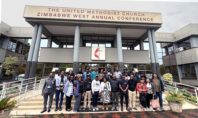 Les membres du United Methodist Broadcast Network posent au siège de la Conférence Ouest du Zimbabwe à Harare à l'issue des célébrations du 10e anniversaire du réseau et de l'assemblée générale. Les diffuseurs ont célébré une décennie passée à amplifier le message de l'Église méthodiste unie et la croissance du réseau, qui est passé de quatre membres fondateurs à 17. Photo de Floreuce Dale Cancio, région épiscopale de Baguio.