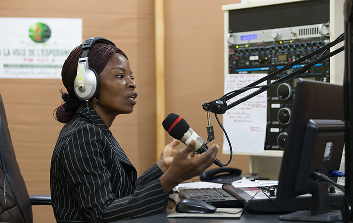 Viviane Daho diffuse depuis la station de radio Voice of Hope de l'Église méthodiste unie à Abidjan, en Côte d'Ivoire, en 2018. La station était l'un des membres fondateurs du United Methodist Broadcast Network (anciennement United Methodist Radio Network), créé il y a dix ans. Photo d'archive par Mike DuBose, UM News.