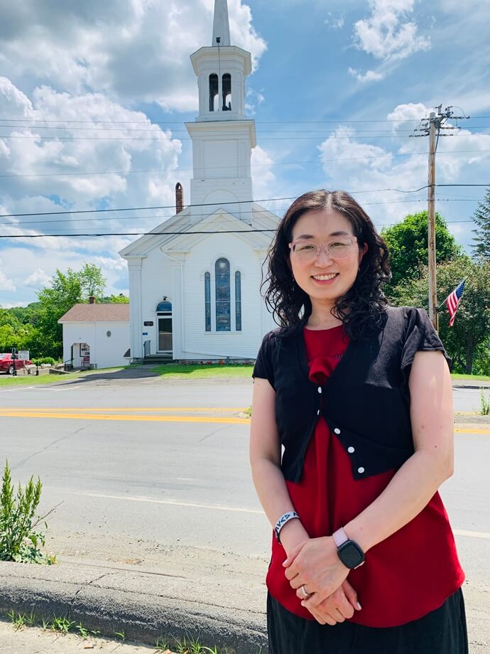 올해 7월부터 담임으로 섬기고 있는 메인주 패튼의 스텟슨메모리얼연합감리교회(Stetson Memorial UMC) 앞에 서 있는 강영은 목사. 사진 제공, 강영은 목사 (Patten, ME)  
