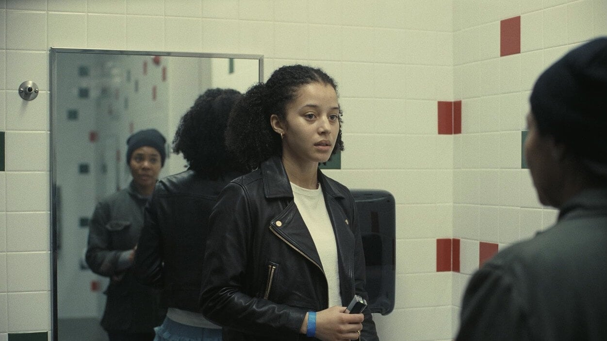 영화 <원 배틀 에프터 어나더(One Battle After Another)>의 한 장면. 사진 출처, imbd.com.