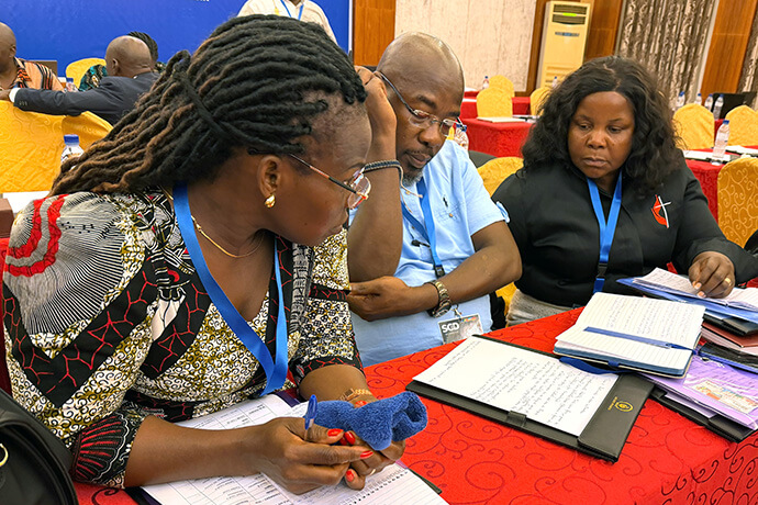 Participantes no trabalho em grupo durante o Acampamento de Discipulado na Beira, Moçambique. Foto de Roque Facela, UM News.