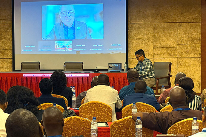 Mighty Raising, Director das Relações do Discipulado da Conferência Central para os Ministérios do Discipulado, lidera uma discussão durante o acampamento. Foto de Roque Facela, UM News.