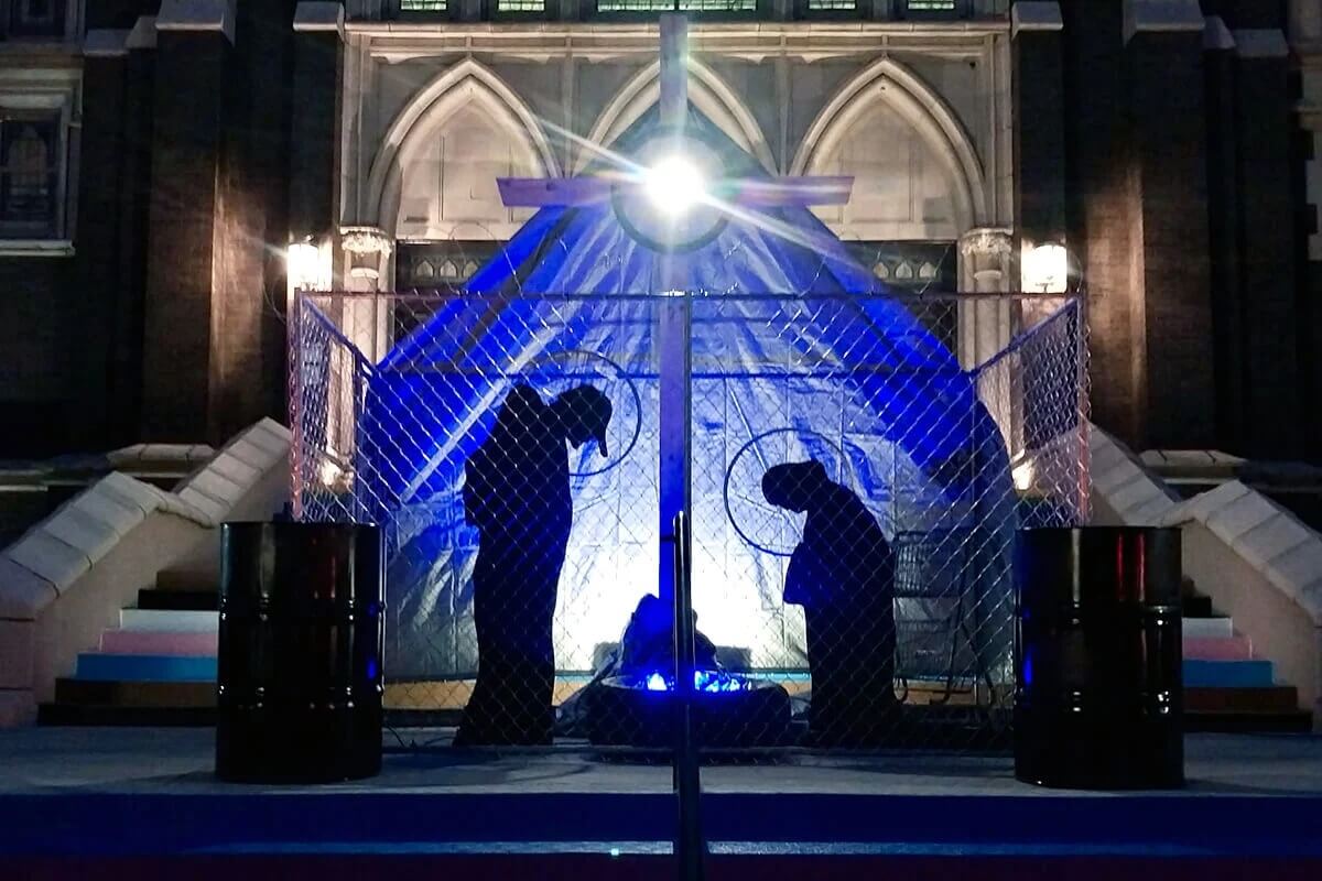 텍사스주 달라스에 소재한 오크론 연합감리교회의 성탄 장면에는 마리아와 요셉, 그리고 아기 예수가 구금 시설에 수용된 모습으로 표현되어 있다. 이는 미국 이민 정책에 대한 항의의 의미를 담고 있다. 오크론 교회의 담임 목사인 레이철 그리핀-앨리슨 목사는 “오늘날 세상에서 벌어지고 있는 일들과 예수의 탄생에 관한 성경 속 이야기 사이의 공통점을 표현하는 것이 중요하다고 생각했습니다.”라고 말했다. 사진 제공, 오크론 연합감리교회.