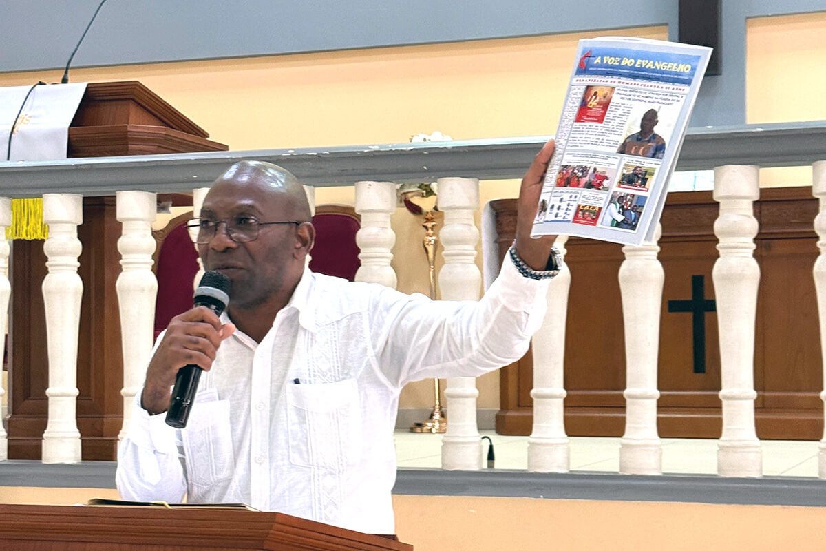 Irmão Adão Francisco apresenta o Boletim Informativo da Organização de Homens da Igreja Central de Luanda, no I Congresso de Comunicação e Informação que aconteceu na Igreja Rev. Gaspar de Almeida em Luand, Angola. Foto de Orlando da Cruz, Notícias MU.