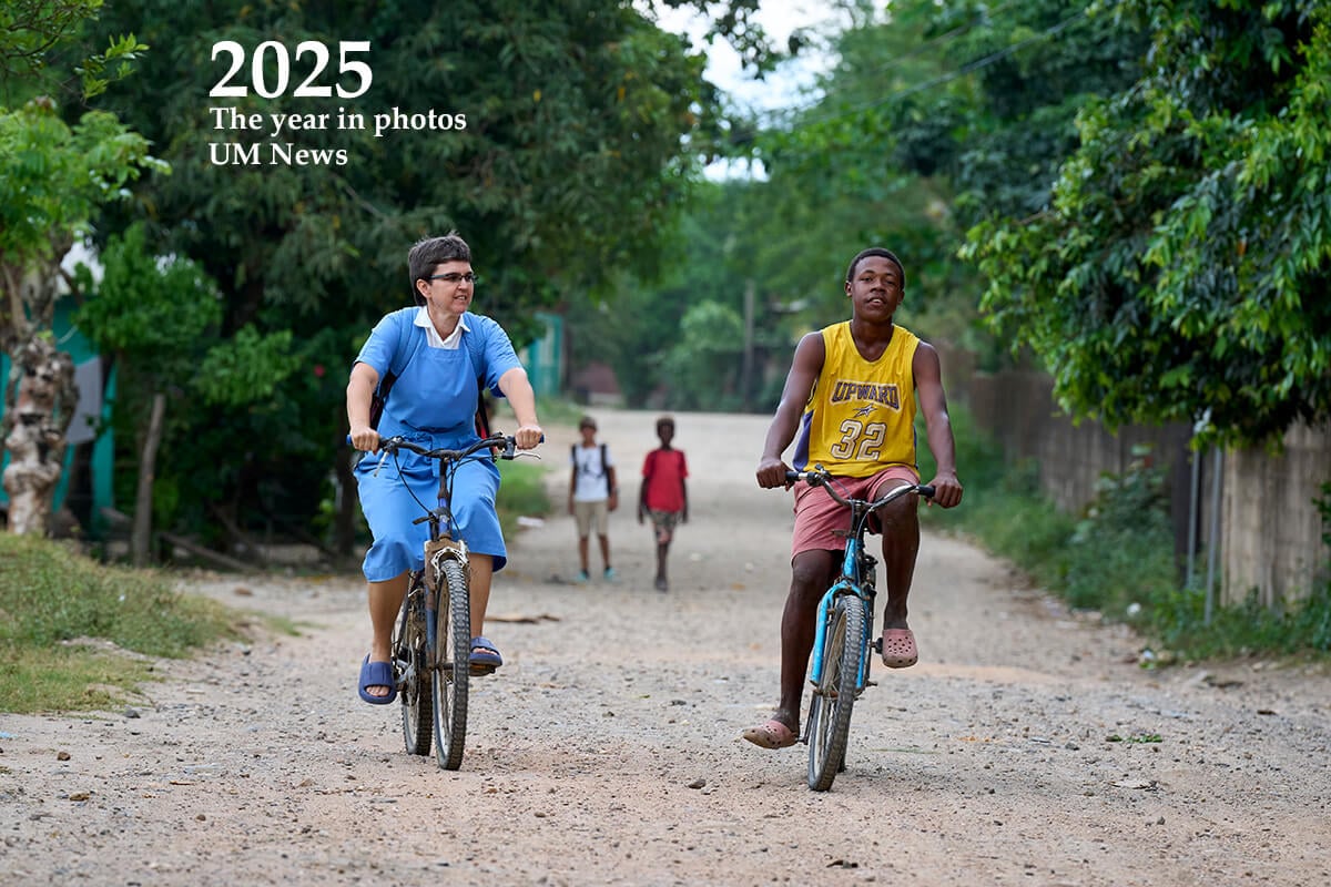 Sister Confianza, a member of the Amigas del Señor (Women Friends of the Lord) Monastery in Limón, Honduras, rides her bike through the village alongside a neighbor. Originally from the United States, Sister Confianza founded the monastery with another woman in 2006. Photo by Paul Jeffrey, UM News.