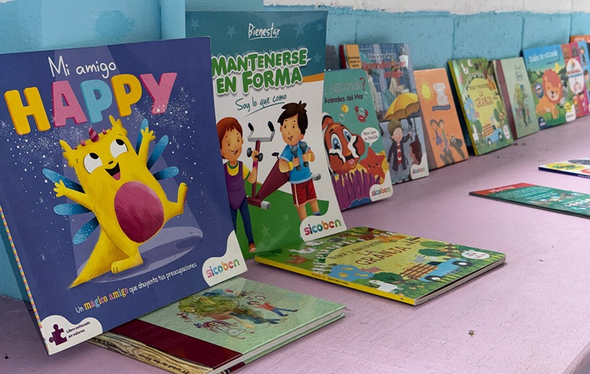 Material didáctico para niños/as en diferentes idiomas, utilizado por los oficiales del Centro de Atención al Migrante Irregular (CAMI) para atender las necesidades de cuidado y educación de las familias que se albergan en esta institución. Foto Rev. Gustavo Vasquez, Noticias MU.