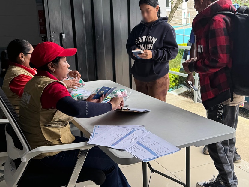 Los funcionarios de la clínica metodistas unida realizan un registro de los migrantes que llegan en búsqueda de atención sanitaria, con información datos personales, una historia medica de los síntomas que presentan y los medicamentos que se les suministran. Foto Rev. Gustavo Vasquez, Noticias MU