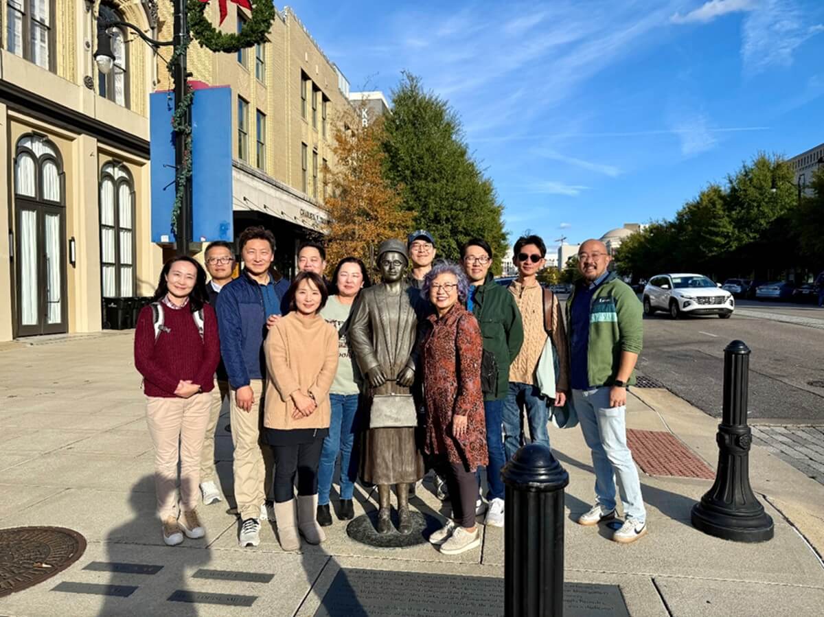 지난해 11월 민권운동 순례에 함께했던 11명의 목회자와 평신도 지도자들. 사진 제공, 인종정의실행위원회.