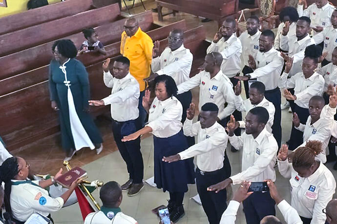 Escuteiros Metodistas fazendo o juramento de escuta no templo da Igreja Metodista Unida do Redentor em Luanda. Foto de Orlando da Cruz, Notícias MU.