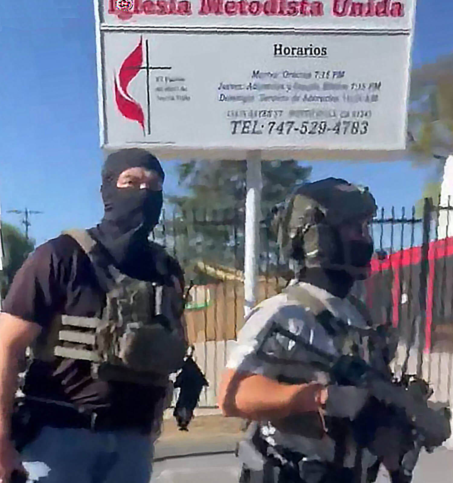 Dos de los funcionarios federales enmascarados y fuertemente armados, que allanaron sin orden judicial, las instalaciones de la Misión Hispana de la Iglesia Metodista Unida de North Hills en la ciudad de Los Ángeles, California. Foto cortesía de la IMU North Hills.