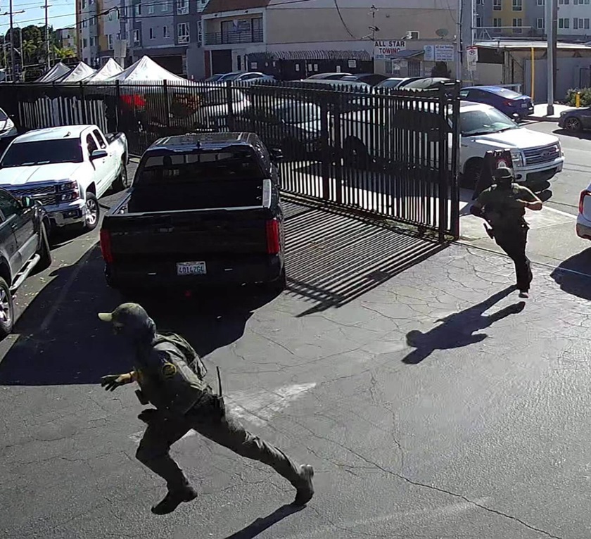 Momento en que las cámaras de seguridad de la IMU North Hills en Los Ángeles, captan a los funcionarios entrando en sus instalaciones, sin una orden judicial e interfiriendo con la distribución de alimentos que se desarrollaba en la iglesia, como parte del ministerio de apoyo a las familias necesitadas de la comunidad, atemorizando a las personas presentes. Foto cortesía de la IMU North Hills.