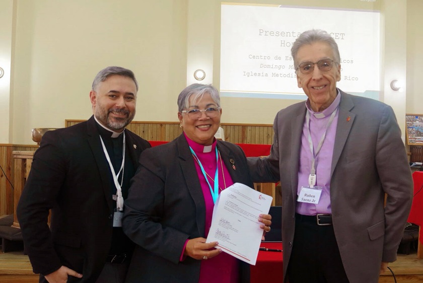El Rev. Luis Daniel Román, decano del CET; la Obispa Lizette Gabriel Montalvo, líder episcopal de la Iglesia Metodista de Puerto Rico; y el Obispo Rubén Sáenz Jr., líder episcopal de la Misión Metodista Unida en Honduras y presidente del Concilio de Obispos/as de La Iglesia Metodista Unida, muestran el acuerdo firmado entre ambas iglesias para establecer un programa de formación para laicos. Foto: Rev. Gustavo Vásquez, Noticias MU.