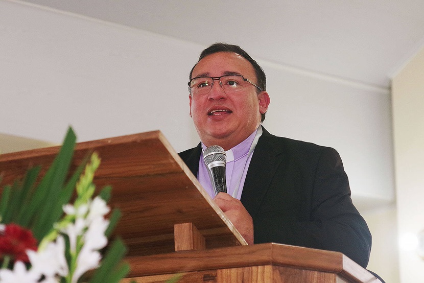 El Obispo Juan de Dios Peña, líder episcopal de la Iglesia Evangélica Metodista de El Salvador (IEMES) y presidente del Consejo de Iglesias Evangélicas Metodistas de América Latina y el Caribe (CIEMAL), estuvo encargado del mensaje en el culto de apertura de la 6ta Reunión Anual de la Misión Metodista Unida en Honduras. Foto Rev. Gustavo Vasquez, Noticias MU.