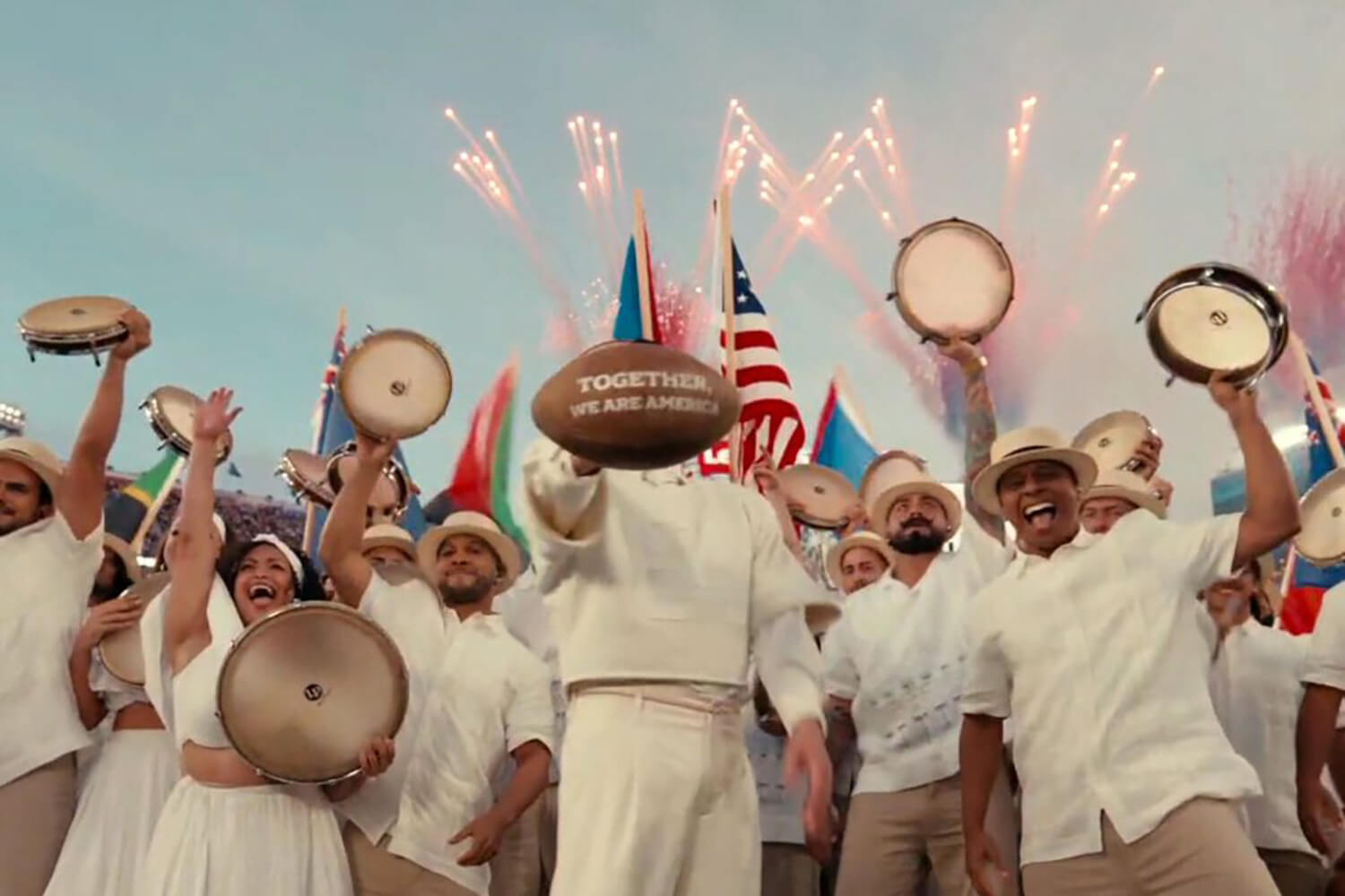 La presentación del cantante Benito Antonio Martínez Ocasio terminó citando la frase "God bless America, o sea" y comenzó a nombrar a todos los países del continente, mostrando posteriormente un balón con la frase "Together we are America" (Juntos/as somos América), reivindicando la presencia y el aporte de la comunidad hispano-latina como parte integral del continente americano y de los EE.UU. Foto cortesía del PHLM.