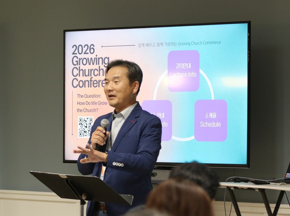 2026년 교회성장컨퍼런스가 2월 9일부터 12일까지 샌디에이고 제일연합감리교회에서 열렸다. 캘리포니아주 카슨에 소재한 시온한인연합감리교회의 이창민 목사가 개회예배에서 고린도후서 6장 9절을 본문으로 “무명한 자 같으나 유명한 자요 죽은 자 같으나 보라 우리가 살아 있다”라는 제목의 말씀을 전하고 있다. 사진, 김응선 목사, 연합감리교뉴스.