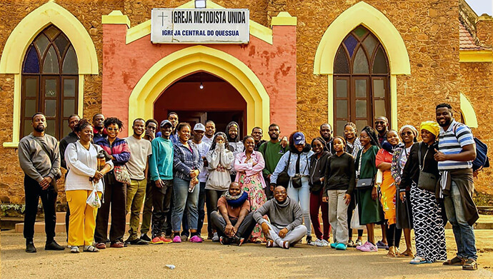 Jovens adultos da Igreja Central de Luanda, afectos a Conferência Anual do  Oeste de Angola pousa em foto de família diante do templo da Igreja Central Quéssua no distrito do Quéssua ,Conferência do Leste de Angola, após o acampamento realizado na Aldeia do Mbango, em Malanje. Foto cortesia de João Nhanga, Notícias MU.