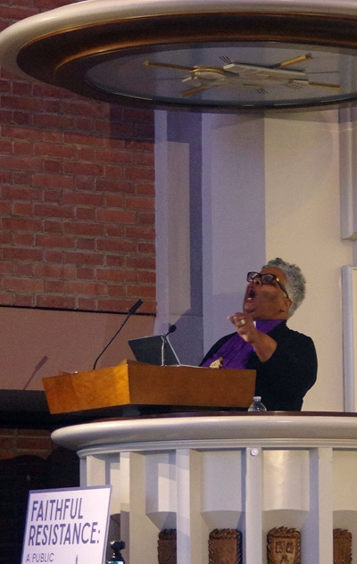 La Obispa LaTrelle Miller Easterling dirigió un emotivo mensaje que fue interrumpido varias veces por los aplausos de apoyo de parte de mas de 500 personas que colmaron el templo de la IMU Capitol Hill en Washington DC. Foto Rev. Gustavo Vasquez, Noticias MU.