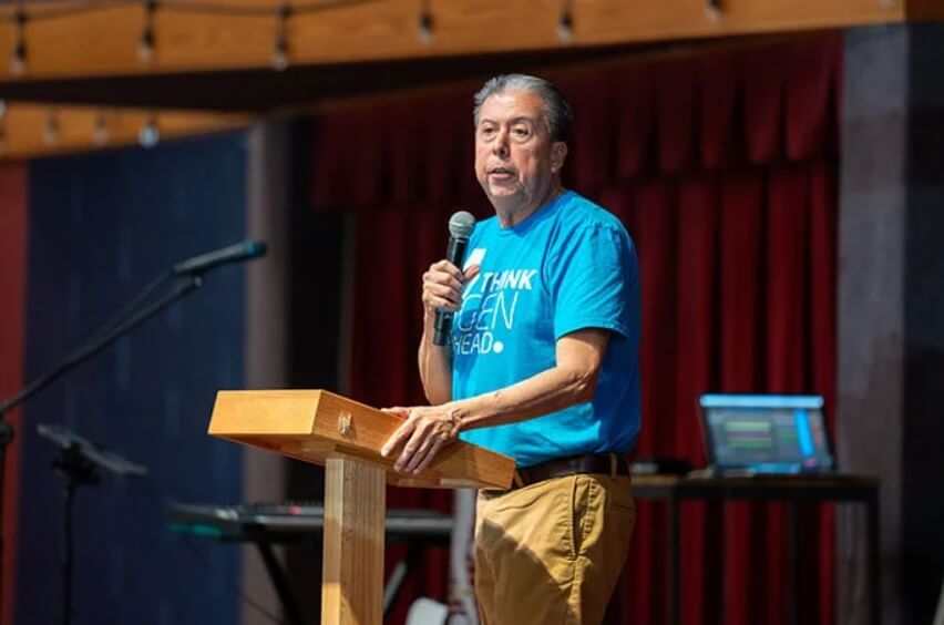 그레이트플레인스 연회의 데이비드 윌슨 감독이 오늘의 결정이 7세대 후의 사람들에게 어떤 영향을 미칠지를 기준으로 판단해야 한다는 개념에 관해 설명하고 있다. 이 사상은 모호크, 오네이다, 오논다가, 카유가, 세네카, 투스카로라 민족으로 구성된 하우데노소니(Haudenosaunee), 즉 이로쿼이연맹((Iroquois Confederacy)에서 발전되었다. 사진, 짐 패터슨, 연합감리교뉴스.