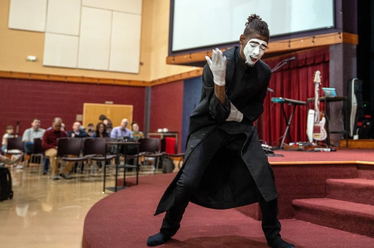 2월 26일, 플로리다주 오칼라의 제일연합감리교회에서 열린 2026 연합감리교프레시 익스프레션전국모임(Fresh Expressions United Methodist National Gathering)에서 워싱턴 D.C.의 더웰교회의 마임아티스트이자 사역자인 태론 플레밍 목사가 공연하고 있다. 플레밍은 프레시 익스프레션 사역의 일환으로 마임을 가르치고 있다. 사진, 브라이언 로즈, 레스턴 더레스토레이션교회. 