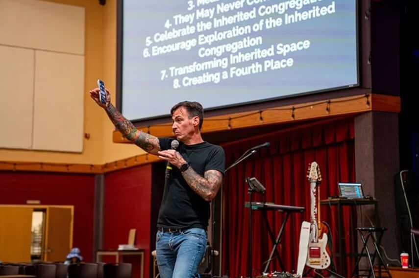 마이클 벡 목사가 플로리다주 오칼라 제일연합감리교회에서 열린 ‘2026 프레시익스프레션 연합감리교전국모임’에 참석한 교회 지도자들에게 발표하고 있다. 사진, 브라이언 로즈, 레스턴 더레스토레이션교회.