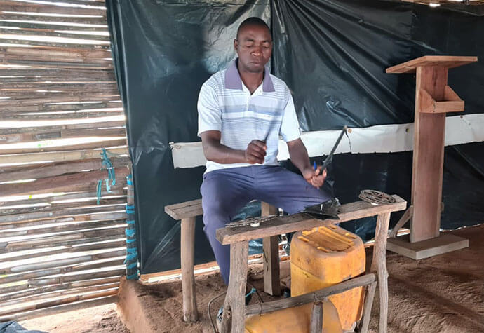 Membro de Ninga, improvisando alguns instrumentos tradicionais para a adoração. Foto de Arlindo Sambo, UM News.