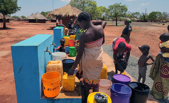 Água potável da IMU- símbolo da unidade, evangelização e saúde pública das comunidades. Foto de Arlindo Sambo, UM News.