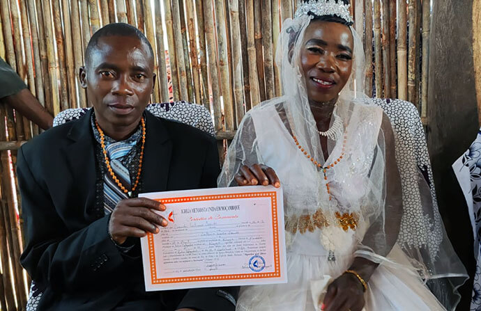 Ninga- Daudi Lalimo and Disteria Isaca, celebrando o primeiro casameneto da Igreja Metodista. Foto de Arlindo Sambo, UM News.