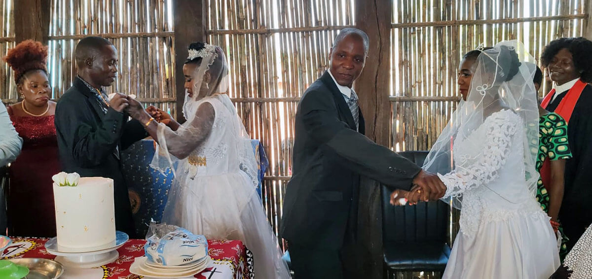 Ninga- Daudi Lalimo e Disteria Isaca, e Ninga- Ernestina Jone e Clemency Cipriano celebrando o primeiro casameneto da Igreja Metodista. Foto de Arlindo Sambo, UM News.