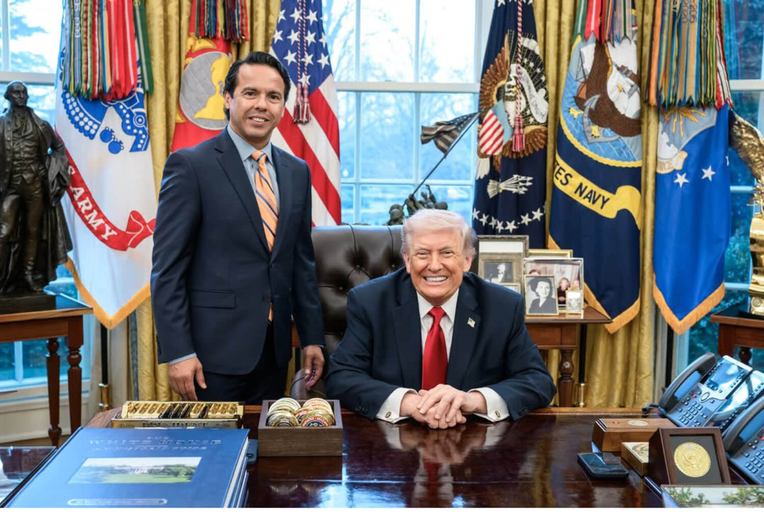 El Rev. Samuel Rodríguez con el presidente Donald Trump en la Oficina Oval el 5 de marzo de 2026. Foto vía X/@nhclc, cortesía de RNS.