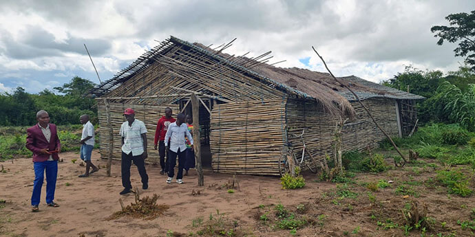 Capela da Igreja Metodista de Namaua- membros saindo do culto dominical- Foto de Arlindo Sambo, UM News.