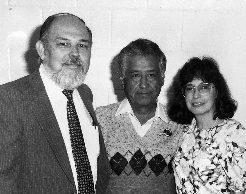 Junto a Raquel y su esposo, el Obispo Joel Martínez, Cesar Chávez (centro) figura histórica de la comunidad hispano-latina en los Estados Unidos por su lucha incansable en favor de las reivindicaciones laborales para los/as campesinos y los derechios civiles). La imagen fue tomada en julio 1990, cuando Chavez fue invitado a la Iglesia Metodista Unida Emanuel de Dallas donde el Rev. Joel N. Martínez era pastor. Foto cortesía de la familia Martínez.