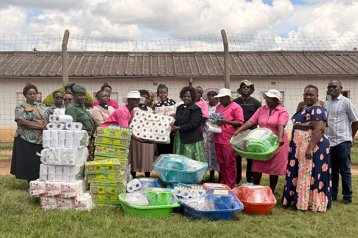 United Methodists hand over goods to inmates at Harare’s Chikurubi Female Prison. The church, with support from the Isaiah 58 prayer group in Australia, provided gift baskets to expectant mothers and other basic supplies to enhance their welfare. Photo by Eveline Chikwanah, UM News.