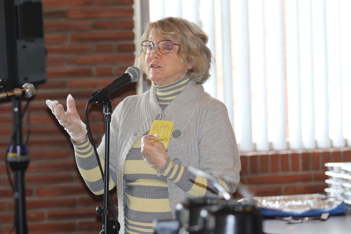 위스콘신주 블랙리버폴스 연합감리교회의 록시 호스트로저가 ‘디너 처치’ 2주년 행사 중 간단한 성경공부를 인도하고 있다. 사진, 김응선(Thomas E. Kim) 목사, 연합감리교뉴스.