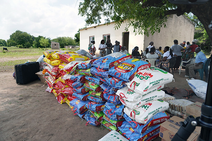 Uma parte dos bens oferecidos à comunidade de Gomba, na Província de Gaza, vítima das inundações, pela Igreja Metodista Unida em Moçambique, em parceria com a UMCOR. Photo by Roque Facela, Notícias MU.