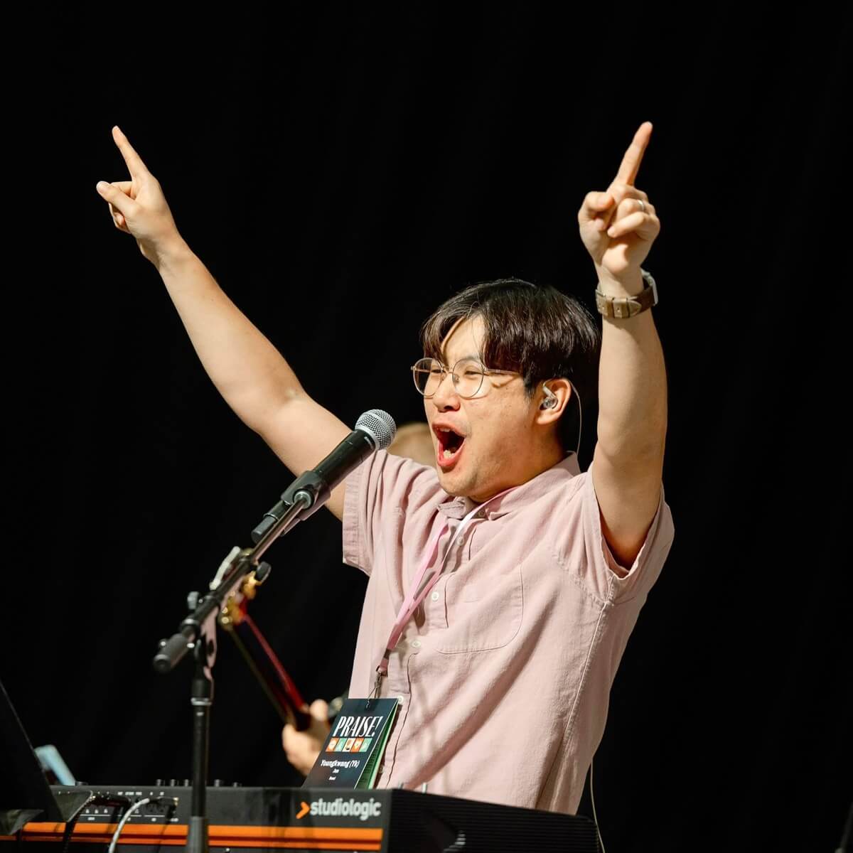 전영광 음악사가 예배를 인도하고 있다. 사진 제공, 전영광 음악사, 뉴저지 연회.