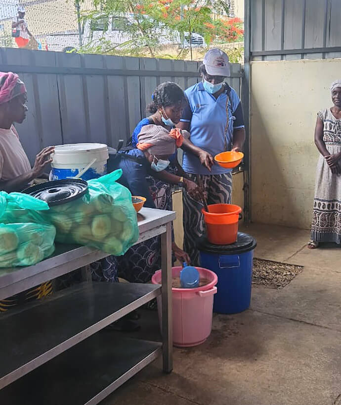 A direita: Irmã Isabel Cândido, directora do Departamento de Saúde, junto de algumas irmãs distribuindo sopa à comunidade, no distrito do Kwanza-Sul. Foto cortesia do departamento de saúde da CAOA, Notícias MU.