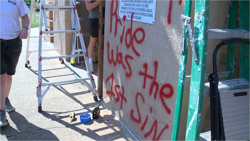 Grafite encontrado na propriedade da Igreja Metodista Unida Life in the City em agosto de 2025. Foto cortesia da KXAN.