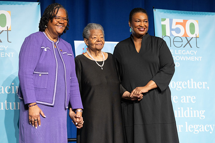 Les intervenantes du dîner « Legacy » organisé par United Women in Faith posent pour une photo lors de l’Assemblée 2026 du groupe à Indianapolis. De gauche à droite : Sally Vonner, directrice générale de United Women in Faith ; Elizabeth Eckford, membre des « Little Rock Nine » ; et Stacey Abrams, autrice et militante pour le droit de vote. Photo de Mike DuBose, United Women in Faith.