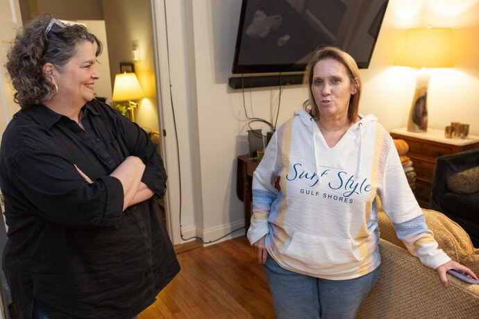 United Methodist volunteer Stacey Hagewood (left) visits with Carolyn Weaver at the Family Reconciliation Guest House in Nashville, Tenn. Hagewood serves on the board of directors for the guest house. Weaver stays at the guest house regularly while visiting death row inmate Gary Wayne Sutton. Photo by Mike DuBose, UM News.