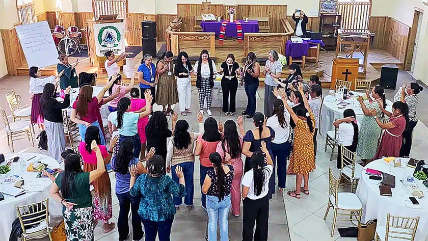 Treinta y nueve mujeres de toda Honduras se reunieron en la Iglesia Metodista El Buen Pastor para orar unas por otras y restablecer la organización nacional de mujeres metodistas. Foto cortesía de Karen Plaza.
