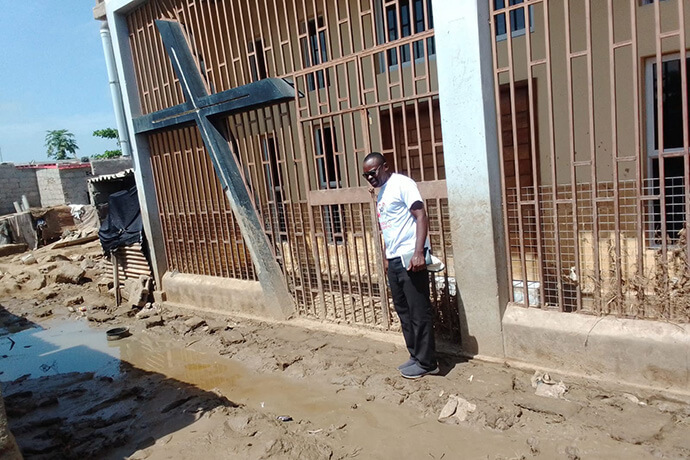 Rev. Neto Mendes, superintendente do distrito de Benguela, em trabalho de campo no cargo pastoral, durante as chuvas na região. Foto cortesia da comissão de comunicação do distrito de Benguela, Angola. Notícias MU.  