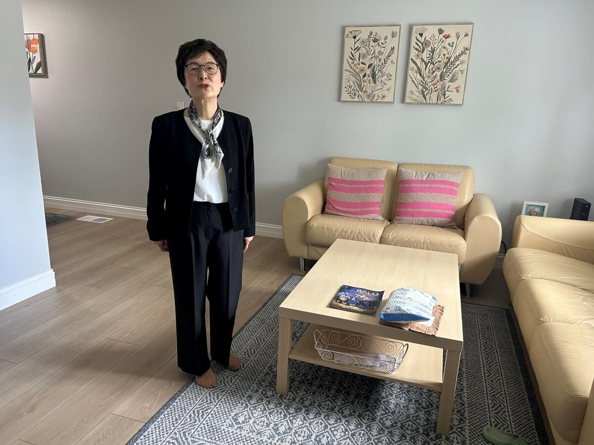 박미숙 목사가 일리노이주 디스플레인스에 있는 여성들을 위한 임시 게스트하우스 '샘물의 집' 거실에서 사역을 소개하고 있다. 2013년 문을 연 샘물의 집은 지금까지 새로운 삶을 시작하려는 약 200명의 여성들에게 무료로 머물 공간과 전기, 수도요금 등 공과금을 제공해 왔다. 사진 김응선(Thomas E. Kim) 목사, 연합감리교뉴스.