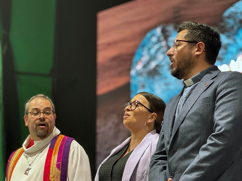 Invitados especiales de La Iglesia Metodista Unida que estuvieron presentes durante la conferencia (de izquierda a derecha): Rev. Giovani Arroyo, Secretario General de la Comisión General de Raza y Religión (GCORR por sus siglas en ingles); la Dra. Emma Escobar, presidenta del caucus hispano-latino de La Iglesia Metodista Unida (MARCHA); y el Pastor Cristian Schlick, misionero enlace de las juntas generales de ministerios globales y educación superior y ministerio (GBGM y GBHEM respectivamente por sus siglas en ingles) para la región de Mesoamérica y el Caribe. Foto Rev. Gustavo Vasquez, Noticias MU.
