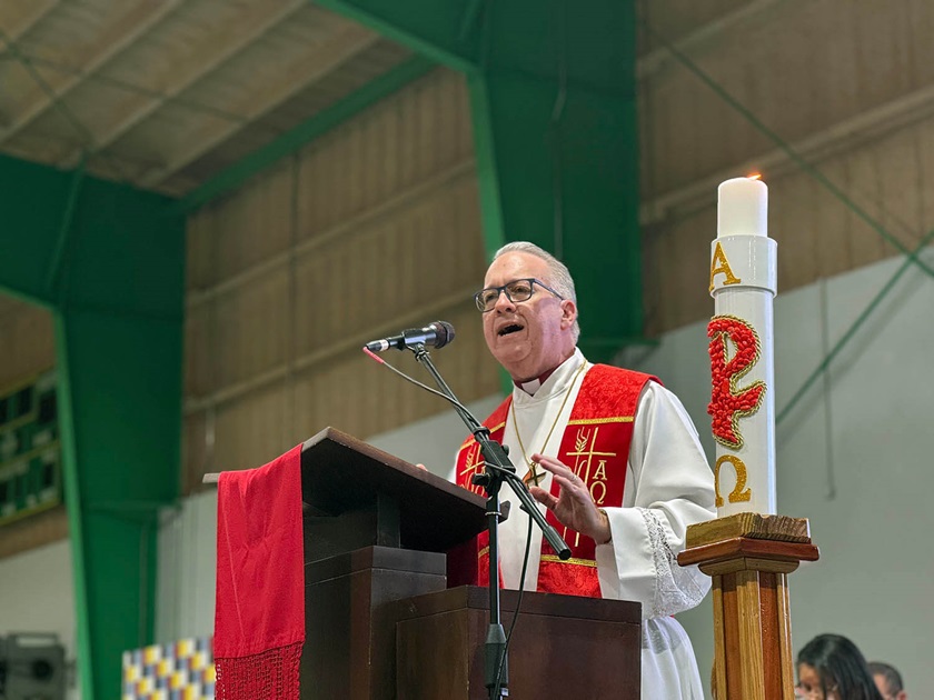 El Rev. José Daniel Garcia Pérez, superintendente de la Región Metropolitana-Ultramar, dirigió la homilía durante el culto de ordenación y consagración de nuevos/as presbíteros/as y diáconos/as de la Iglesia Metodista de Puerto Rico. Foto: Rev. Gustavo Vasquez, Noticias MU.